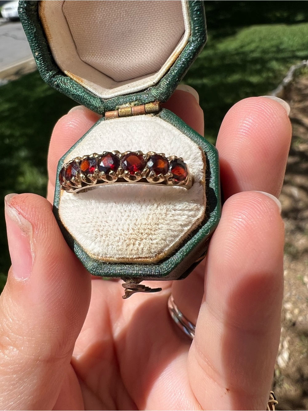 Antique Garnet Band Ring in 9k Yellow Gold - Deep Red Gemstones